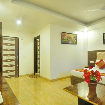 Hotel Noida Delight Bagian luar foto