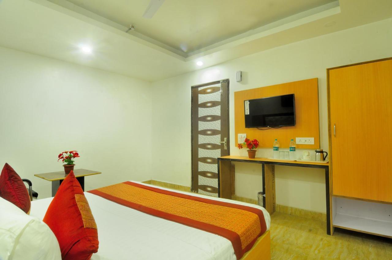 Hotel Noida Delight Bagian luar foto