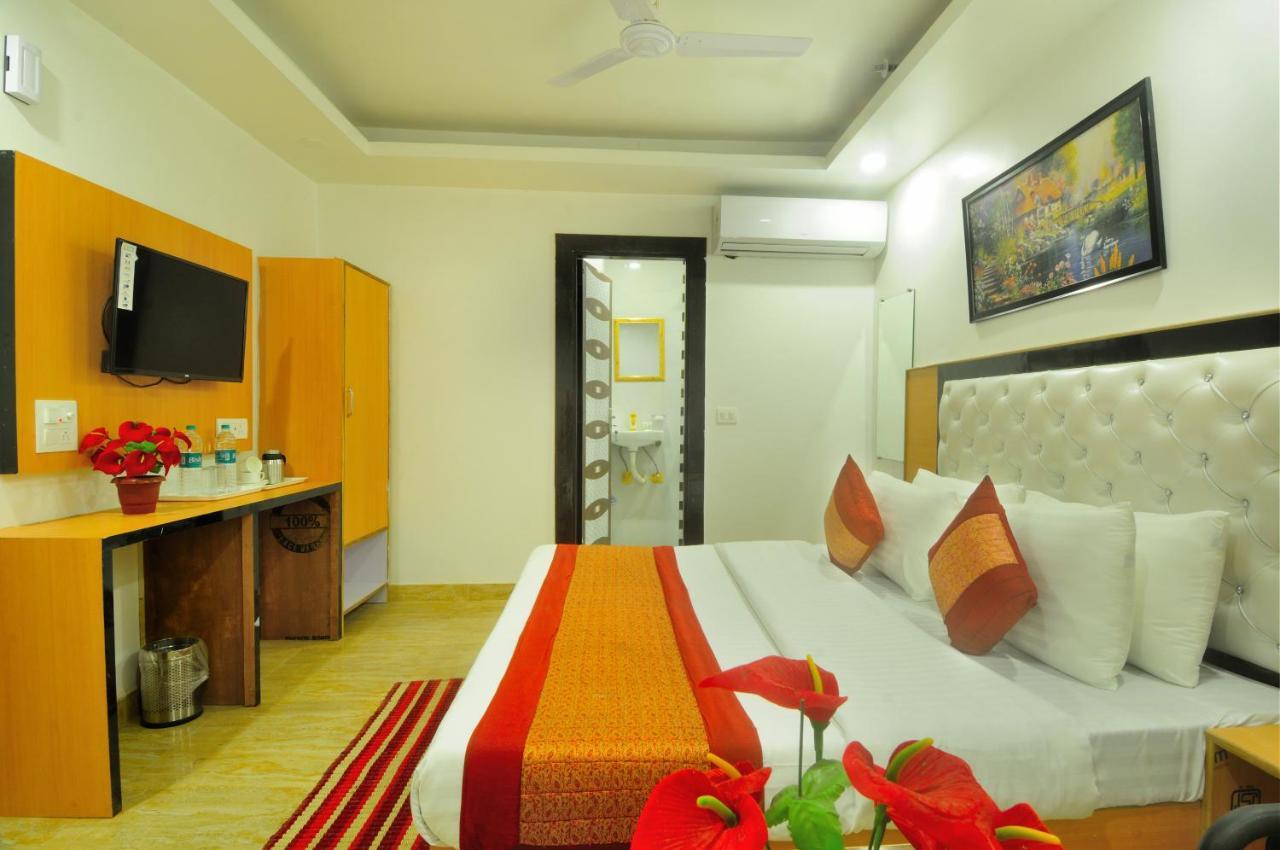 Hotel Noida Delight Bagian luar foto