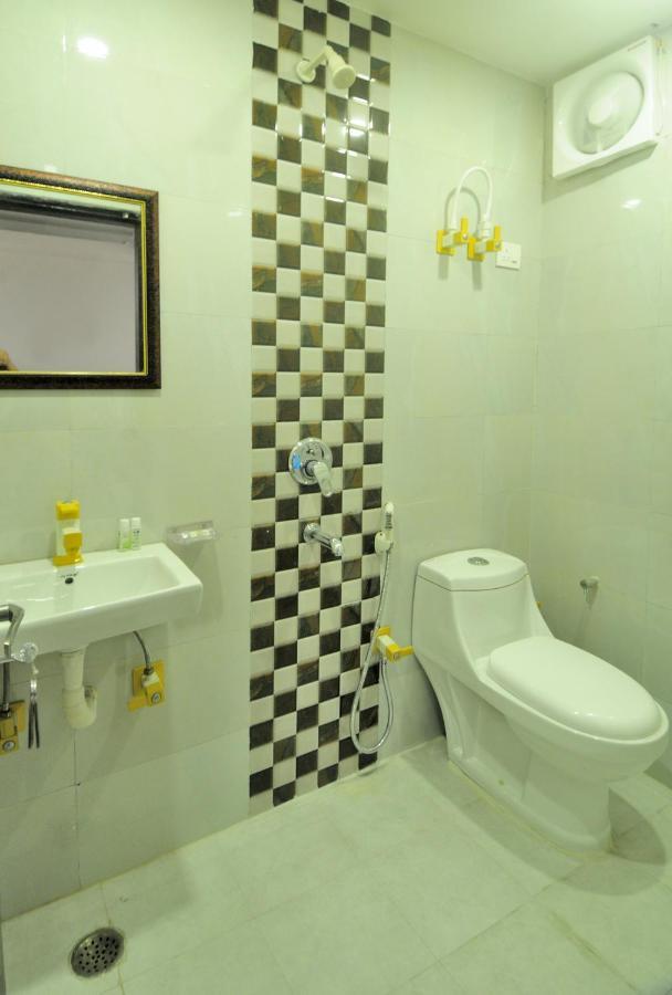 Hotel Noida Delight Bagian luar foto