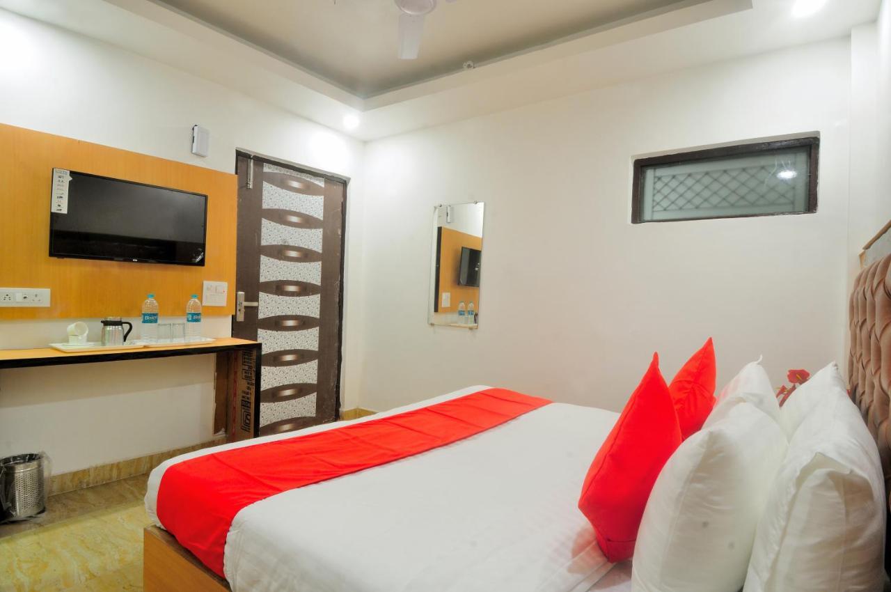 Hotel Noida Delight Bagian luar foto