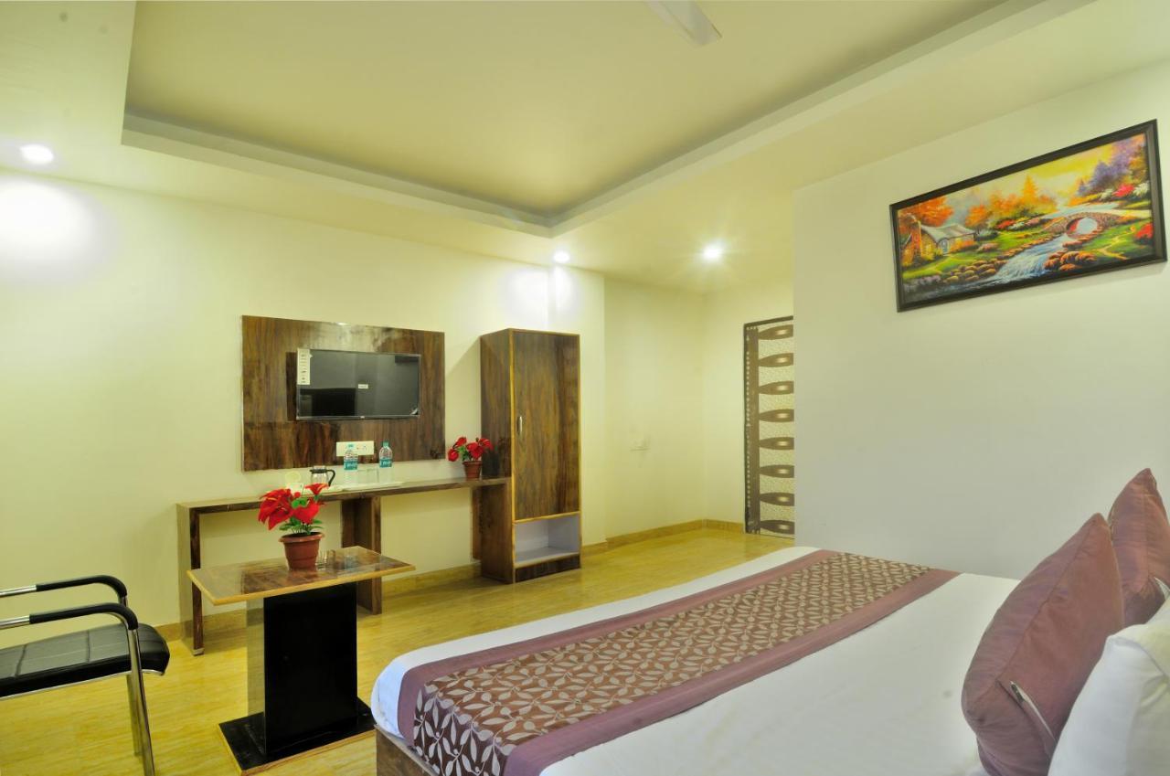 Hotel Noida Delight Bagian luar foto