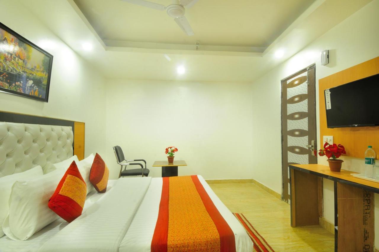 Hotel Noida Delight Bagian luar foto