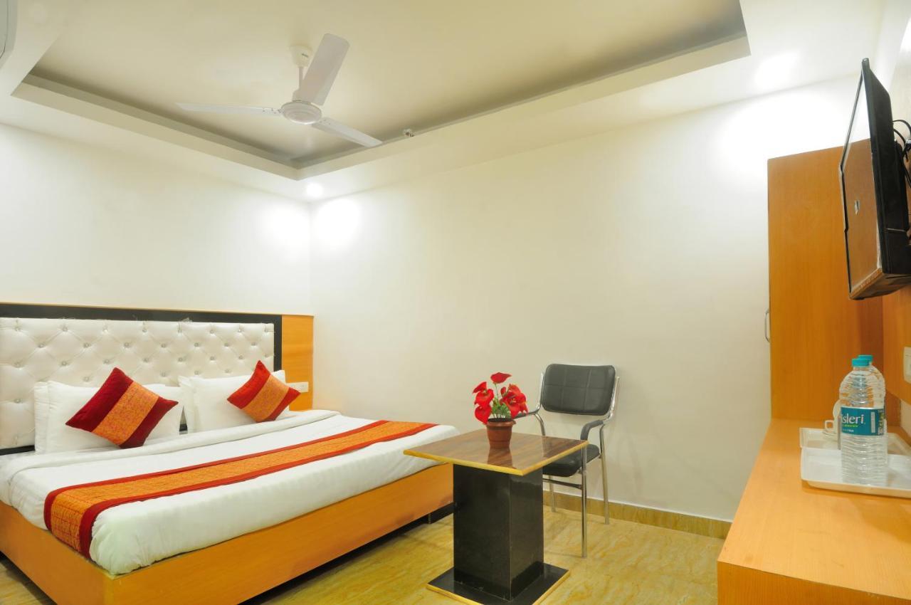 Hotel Noida Delight Bagian luar foto