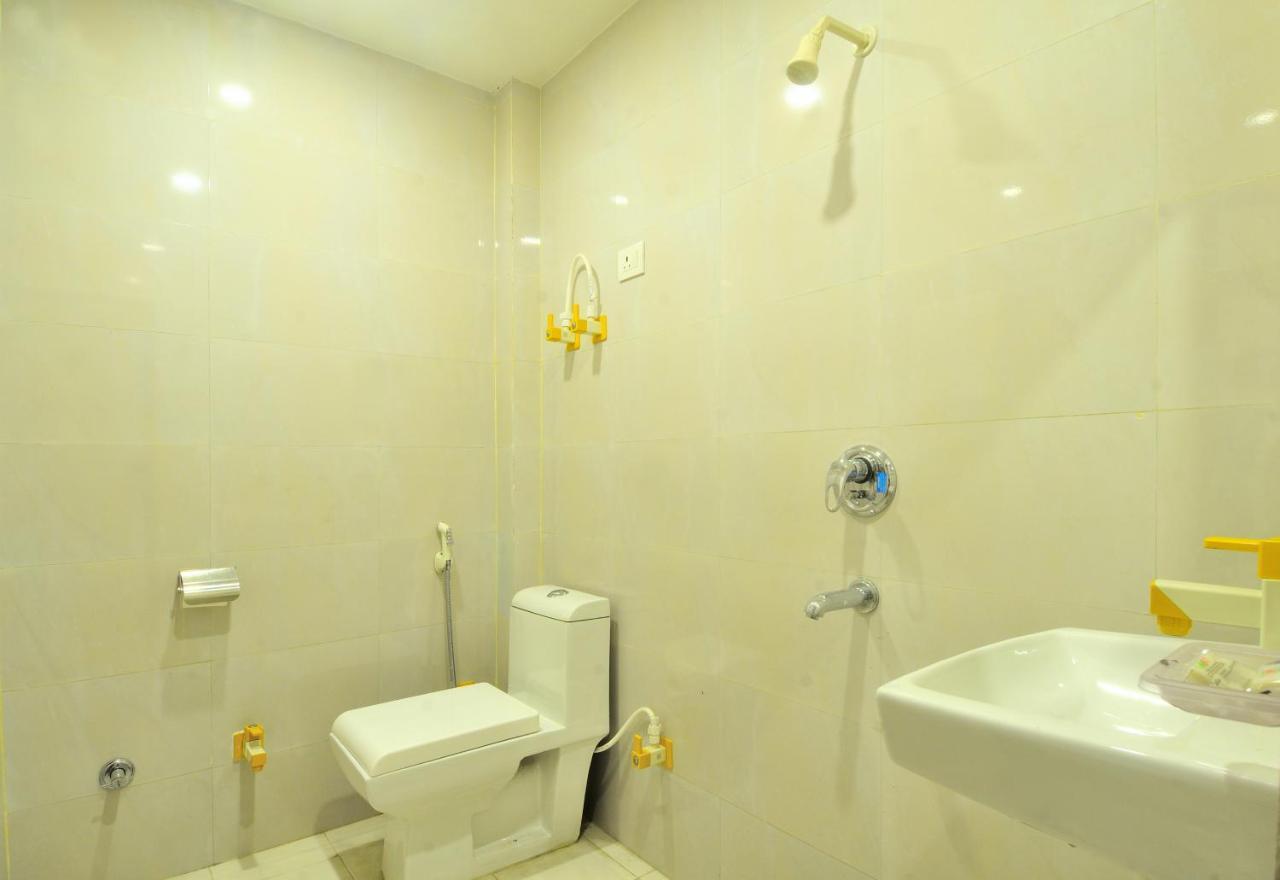 Hotel Noida Delight Bagian luar foto