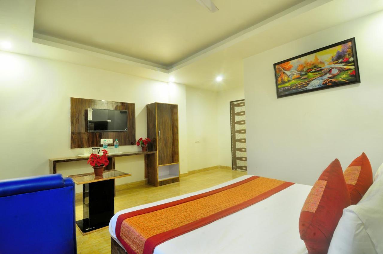 Hotel Noida Delight Bagian luar foto