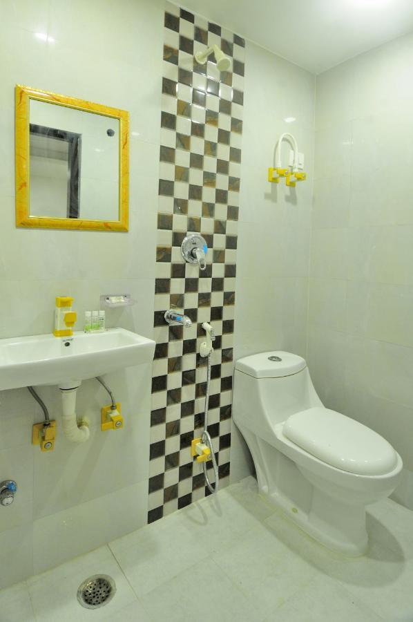 Hotel Noida Delight Bagian luar foto