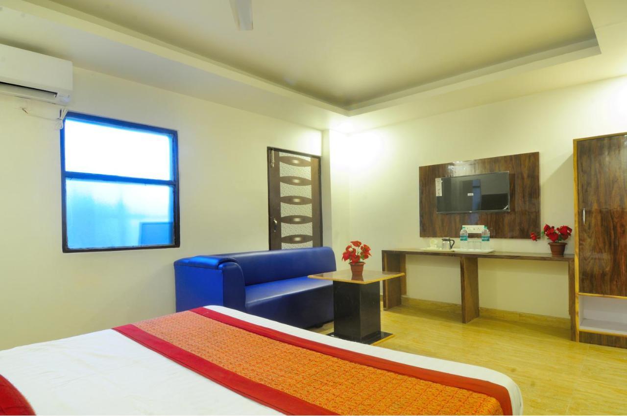Hotel Noida Delight Bagian luar foto