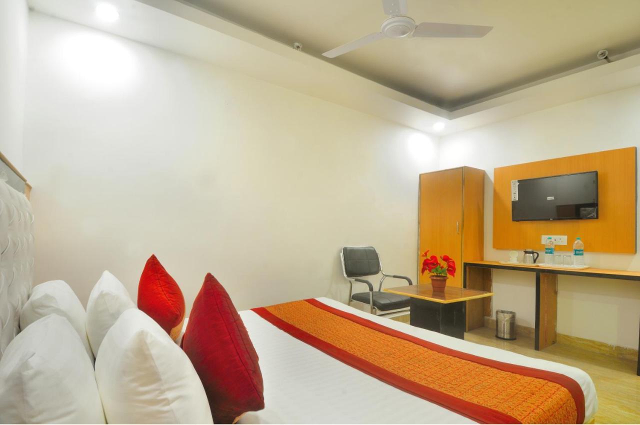 Hotel Noida Delight Bagian luar foto