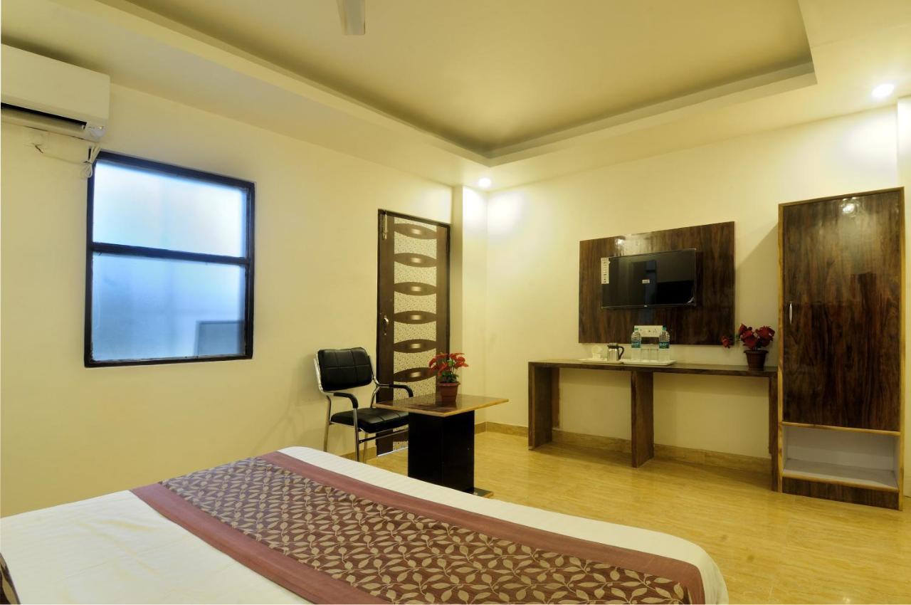 Hotel Noida Delight Bagian luar foto